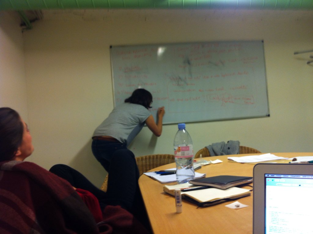 chloe_st_'s tweet photo. Préparation de l'AG @EEUdF en délégation @EeudfParis. Ça carbure ! #AGUnioniste #RéflexionScoute https://t.co/iuoFobmCGd