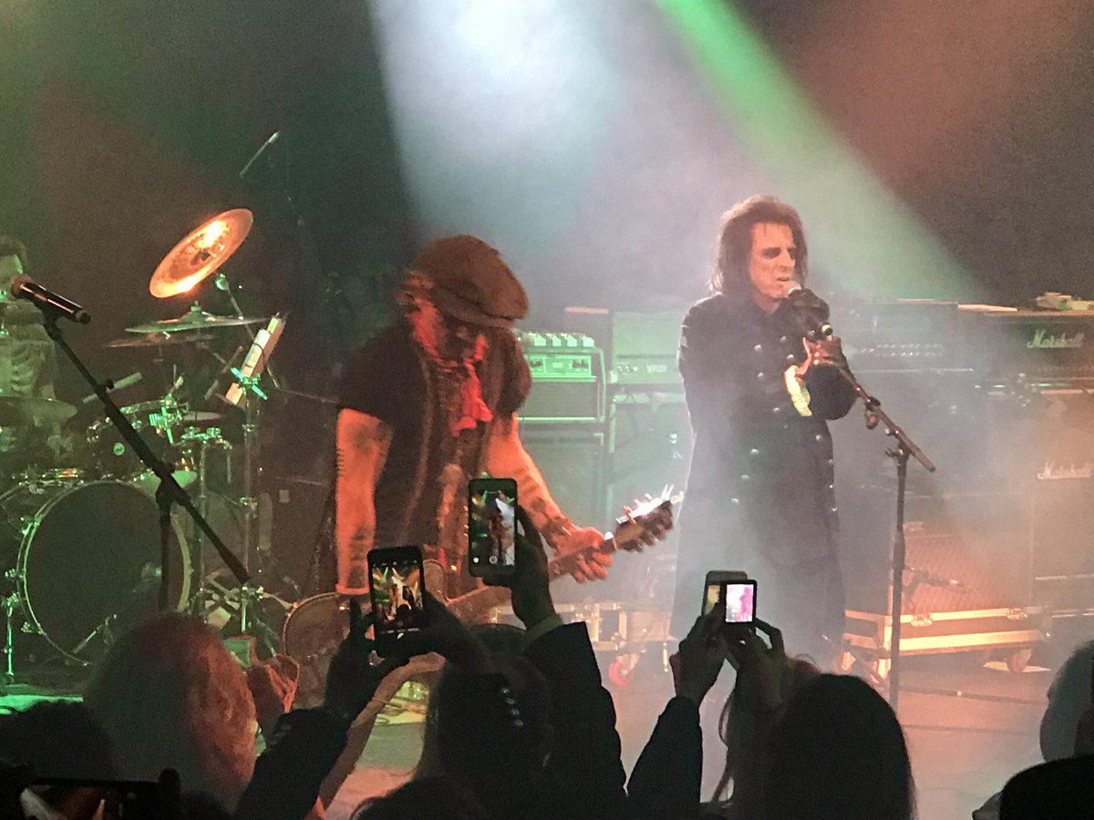 RocknAZ66's tweet photo. The Hollywood Vampires at Alice Copper's Christmas Pudding charity show last night! Great show! #rocklegends #kickass #rockmusic https://t.co/OECVtqeiHV