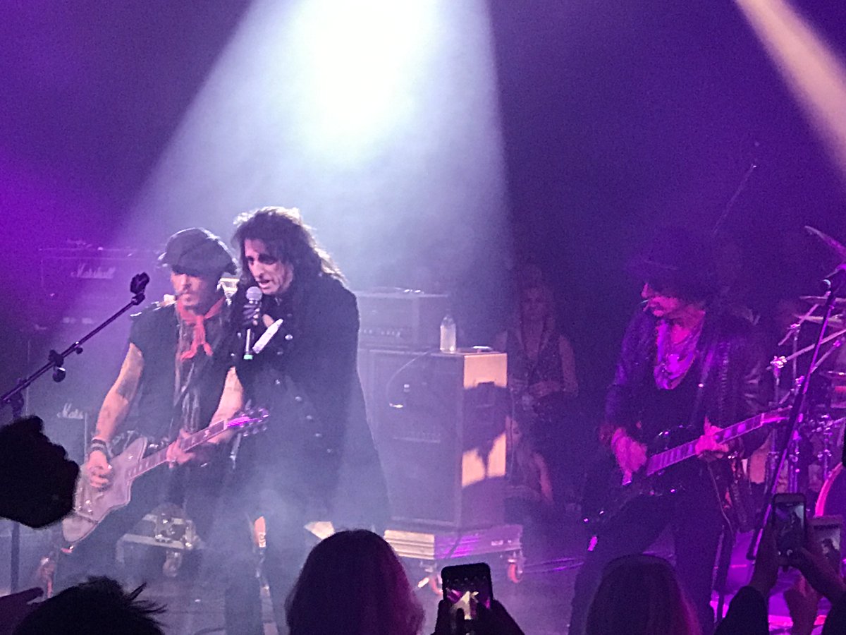 RocknAZ66's tweet photo. The Hollywood Vampires at Alice Copper's Christmas Pudding charity show last night! Great show! #rocklegends #kickass #rockmusic https://t.co/OECVtqeiHV