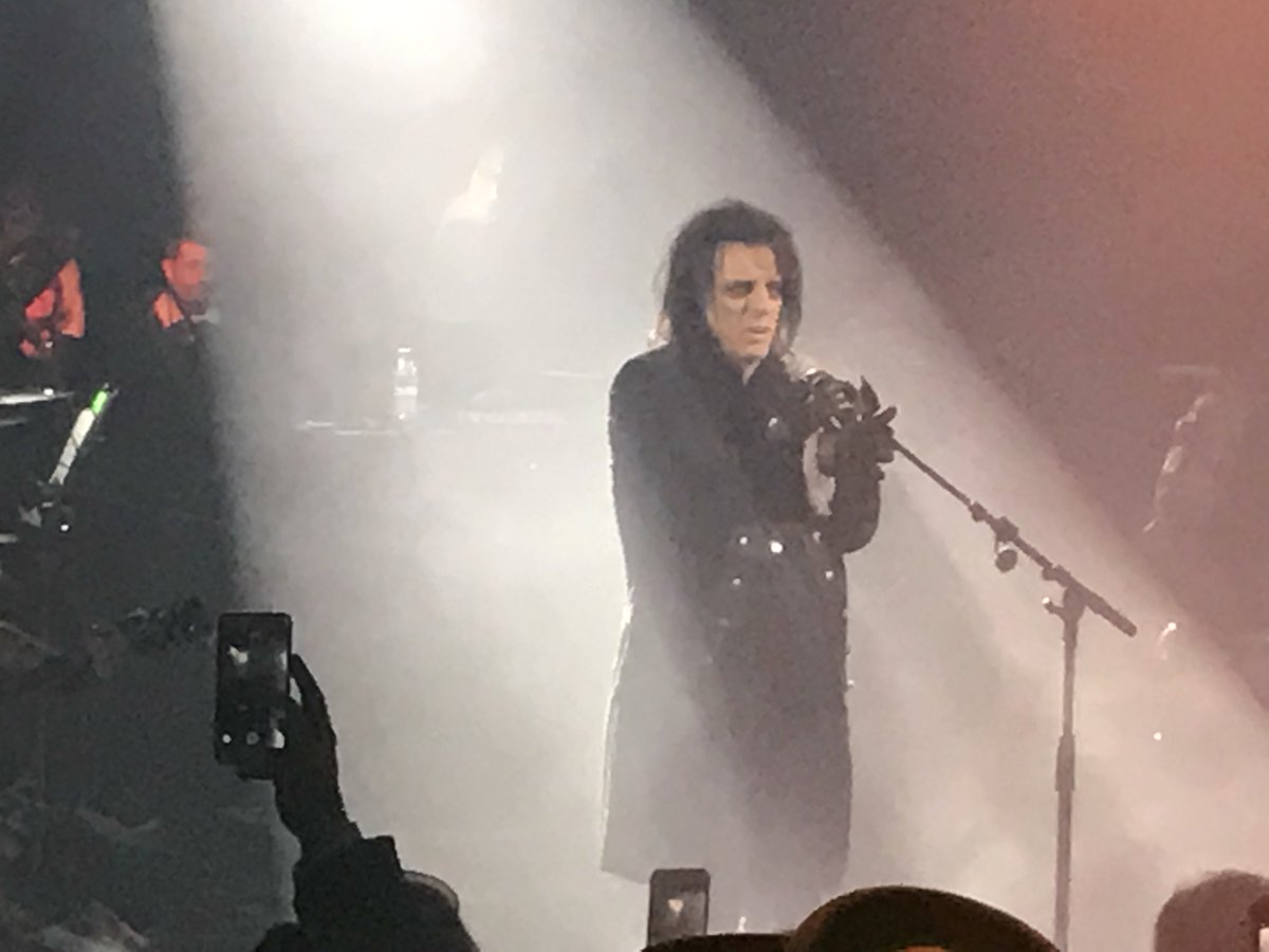 RocknAZ66's tweet photo. The Hollywood Vampires at Alice Copper's Christmas Pudding charity show last night! Great show! #rocklegends #kickass #rockmusic https://t.co/OECVtqeiHV