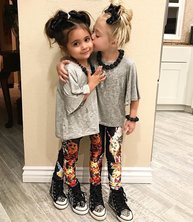 mommysgirlsx's tweet photo. ♡ Ava &amp; Ev ♡
|| daughters to @lilbbyandy ||
🌸 rp/fl 🌸

Love our mommy! 💕🦄 https://t.co/4MgR9EqACs
