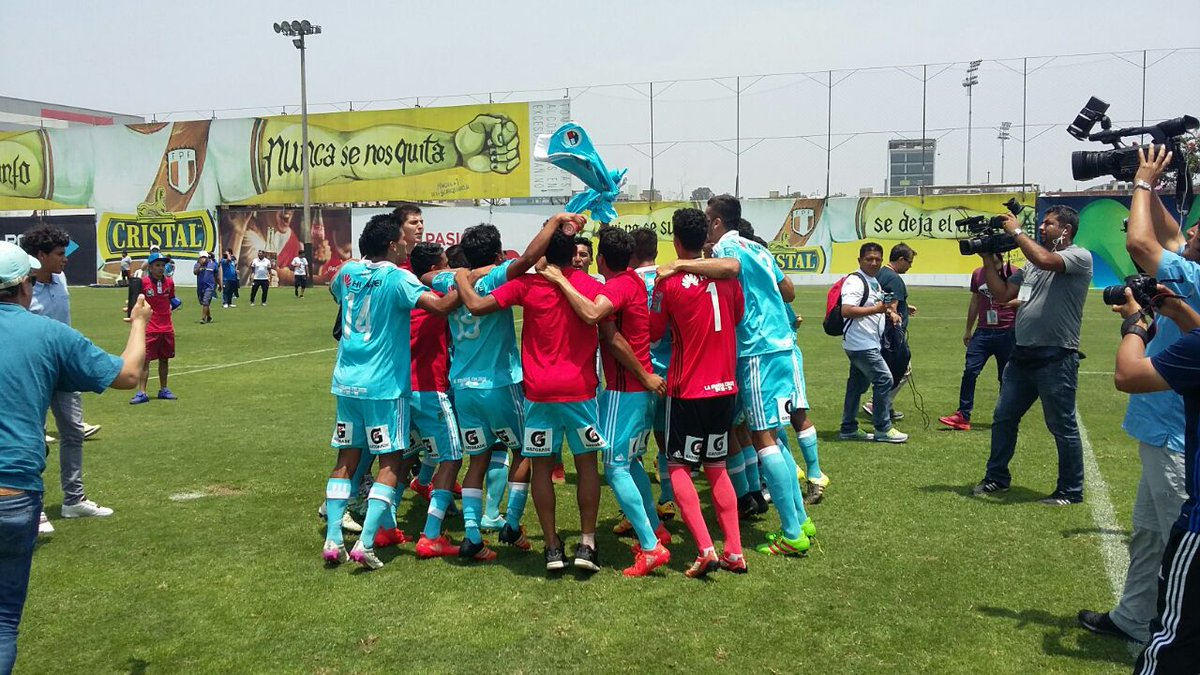 ClubSCristal's tweet photo. 📷 #SportingCristal campeón de la #CopaModeloCentenario. Felicitaciones muchachos!!! 🏆⚽👏👏👏 https://t.co/sXIBbJj2Pd