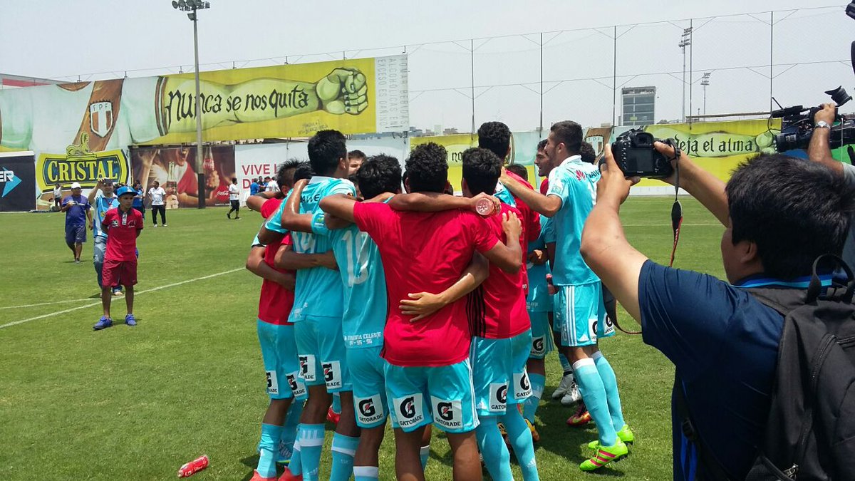 ClubSCristal's tweet photo. 📷 #SportingCristal campeón de la #CopaModeloCentenario. Felicitaciones muchachos!!! 🏆⚽👏👏👏 https://t.co/sXIBbJj2Pd