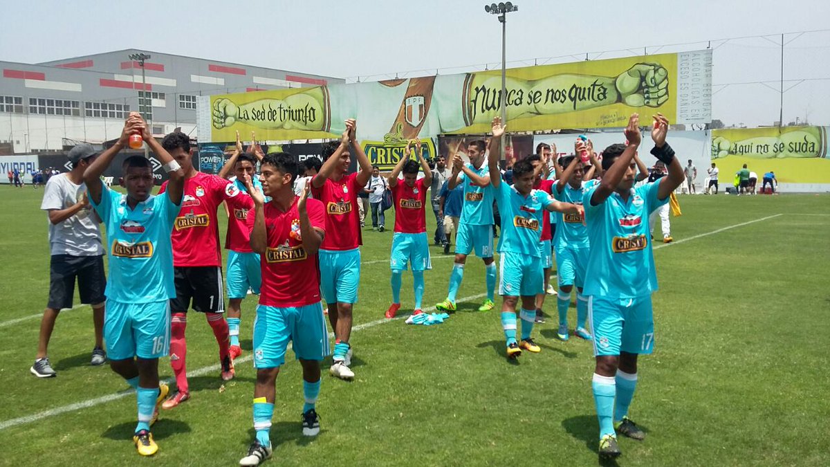 ClubSCristal's tweet photo. 📷 #SportingCristal campeón de la #CopaModeloCentenario. Felicitaciones muchachos!!! 🏆⚽👏👏👏 https://t.co/sXIBbJj2Pd