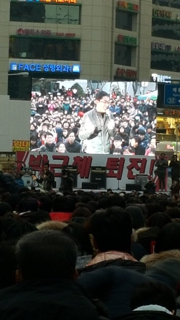 Schalom1004's tweet image. good
방송인 김제동씨는 9일 탄핵 부결땐 새누리당 이 땅에 존속시킬 이유가 없다"고 사이다 발언을 했습니다.