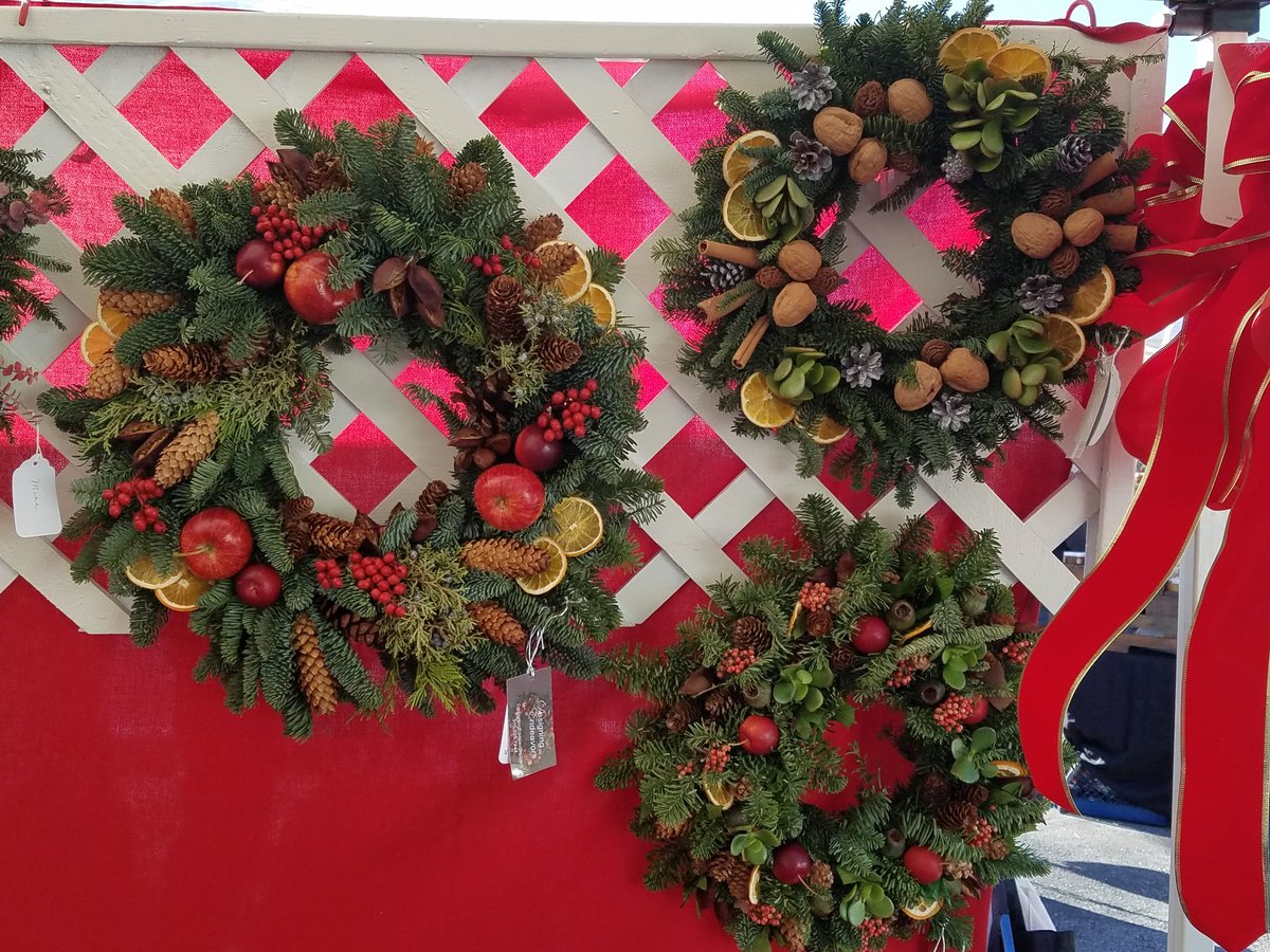 PacificPaliFM's tweet photo. Handmade wreaths at Pali High. https://t.co/g8nnuP5Nyj