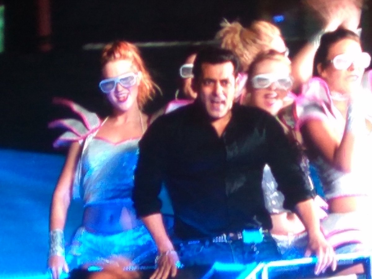 zakky12345's tweet photo. Salman Khan is truly Megaaaaa Star 😭😭 Wat an Aura he has jumping outta happiness 😍😍😍 @BeingSalmanKhan bow to you #StarScreenAwards https://t.co/SkKJ9cFxXy