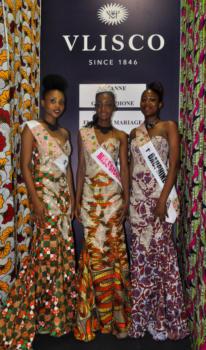 VliscoTogo's tweet photo. Passage des Miss SICOBE au #VillageVlisco...Ne sont-elles pas ravissante en motifs Vlisco ? #TGFIL13 #Noel2016 https://t.co/wthJmUBlSQ