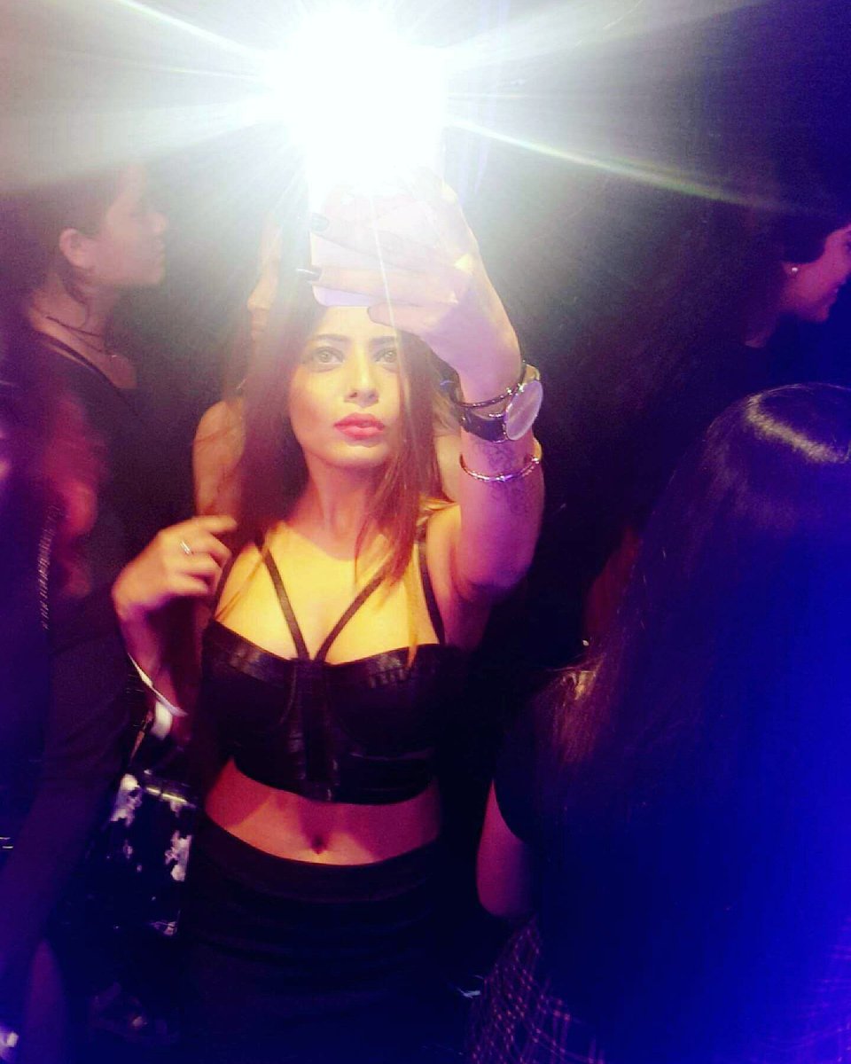 princessmeteor1's tweet image. THAT LIT🔥
.
.
.
#Niharikaaagarwal #Princessmeteor #Playboy #club #clubning #chillout #party #dress #black