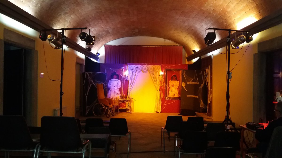 lesesmandies's tweet photo. Aquesta tarda teatre a @lesesmandies amb la estrena de la obra "Fantasmes" amb la companyia Pamboliteatre https://t.co/XUHgpV77M3