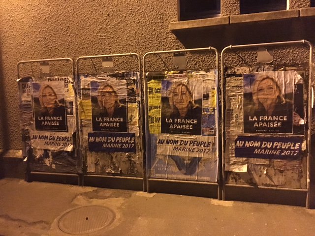JulieApricena's tweet photo. Les patriotes du #FNJCher sur le terrain pour rappeler que "La santé pour tous" et les "vraies retraites" c'est #AvecMarine .
#AuNomDuPeuple https://t.co/5BaLniPJmg