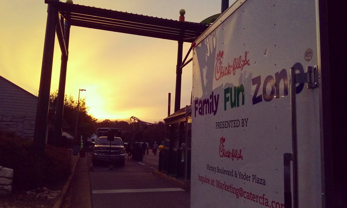 CFAVictory's tweet photo. This morning was the 2016 Christmas Town Dash at Busch Gardens! 🏃🌅 #FamilyFunZone #ctd16 #SpecialEvents #games #cows #EatMoreChicken https://t.co/YghUL7HVJg