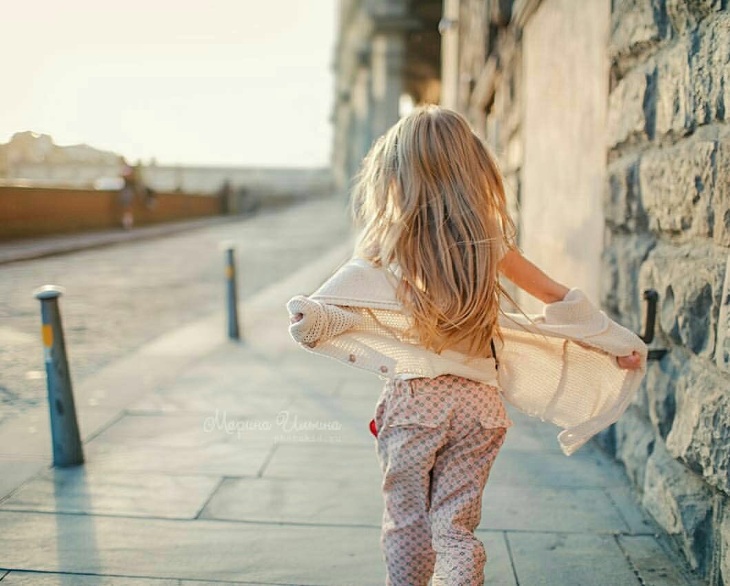 تفاءلْ تجدْ وجهَ الحياةِ ملونا
وغنِّ تغاريدَ الجمال مدندنا

تمد لك الأيامُ غصنا من الرضا
وتقطف منها ما يطيب من الجنى