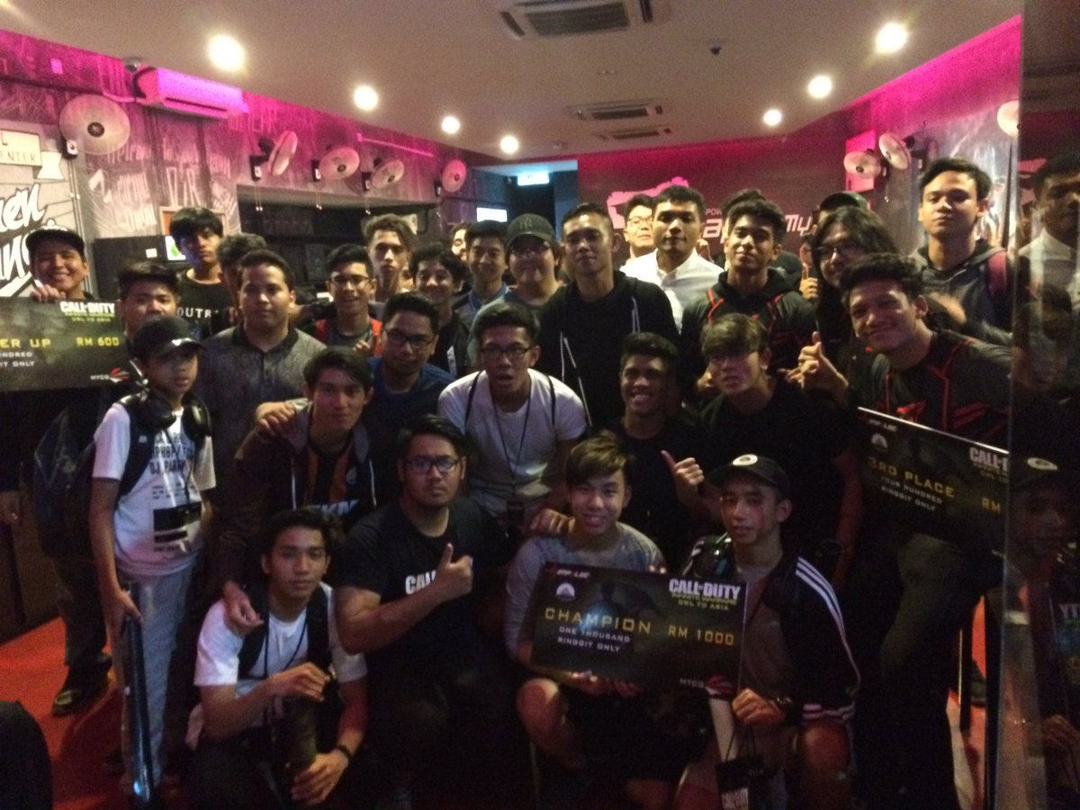 FPSRanGer's tweet photo. Eyyy the whole fam of cod 💪🏻 #CWLToAsia https://t.co/m3Chc2Gce9