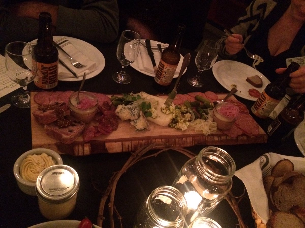 AmandaOConnell5's tweet photo. Still full from the most amazing dinner ever last night. Thank you @CanadaOYF for another great year #oyf2016 #eatlocal #ontario https://t.co/jhs6uW7HnZ