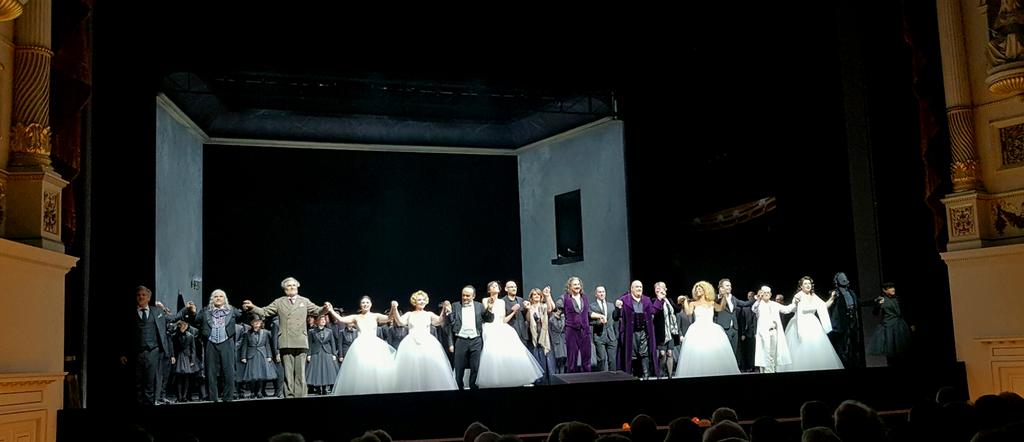 Opernjunkie's tweet photo. eine Bravo und Buh Schlacht, wie ich sie bisher nur in #Bayreuth erlebt habe! #CurtainCall #HoffmannsErzählungen #Offenbach #Semperoper https://t.co/hbrkLtCElD