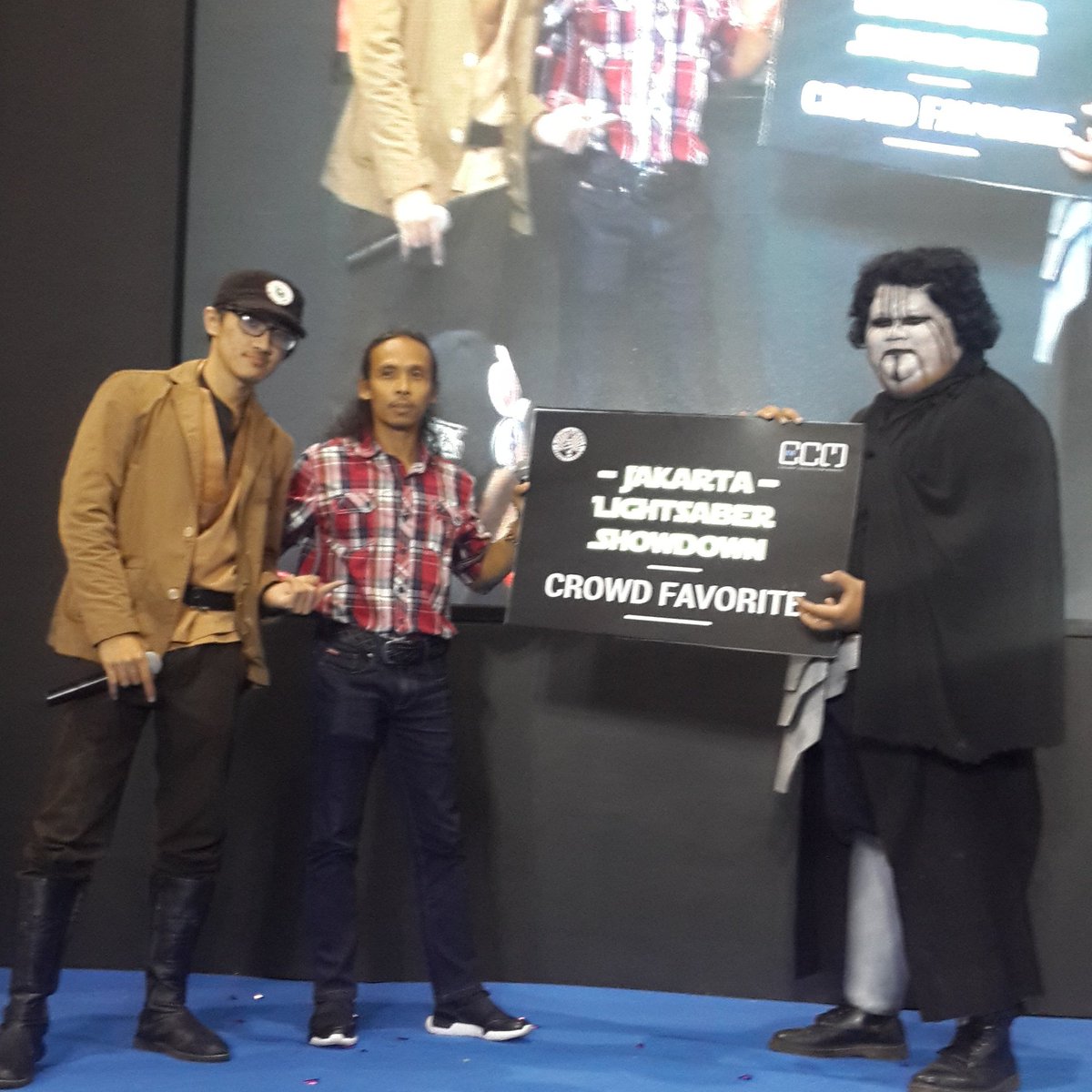 Colonycoid's tweet photo. Congratulations winners of Jakarta Lightsaber showdown

#CCM #ColonyCollectionMarket #Lightsaber https://t.co/0j94wBsZL7