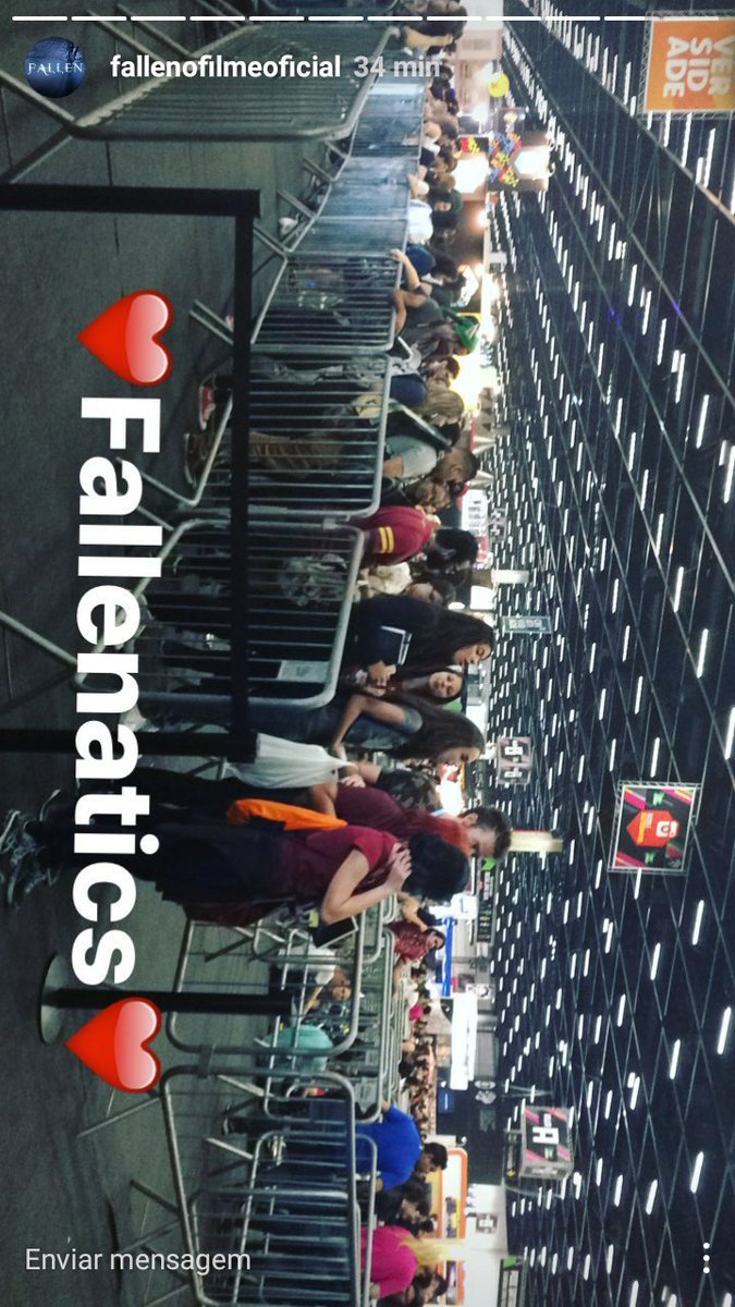 FallenBrasil's tweet photo. Sessão de autógrafos na CCXP! 💚 #FallenNaCCXP https://t.co/tIbdrHKDDx