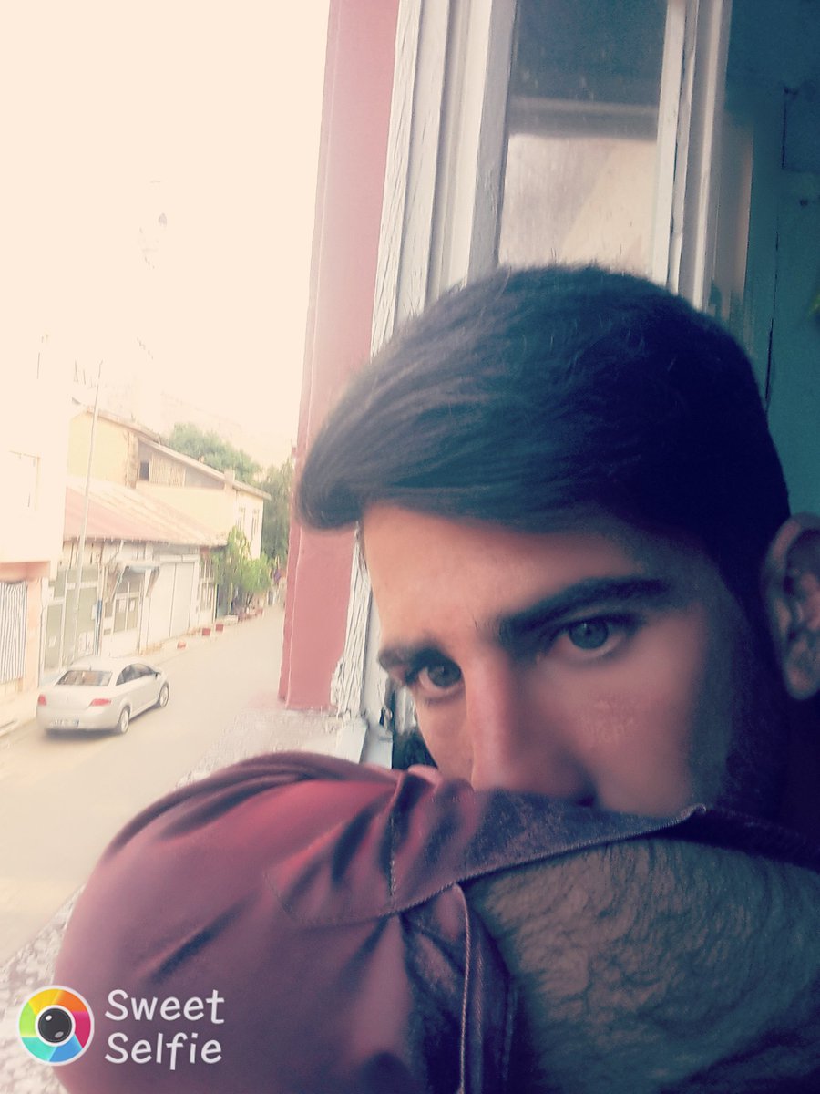 Yoruldum ben artık..? Biktirdin hayattan, Bezdirdin şu candan, Her sabah gözlerin ici gülen bu adamın artık yüreği her gece kan kusuyor...