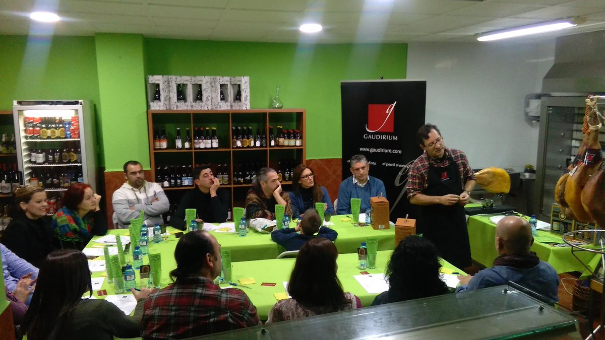 gaudirium's tweet photo. Taller de cata de #jamón y @cervesamontmira en @LARICATICA #Castellón https://t.co/HilLXsMoHk