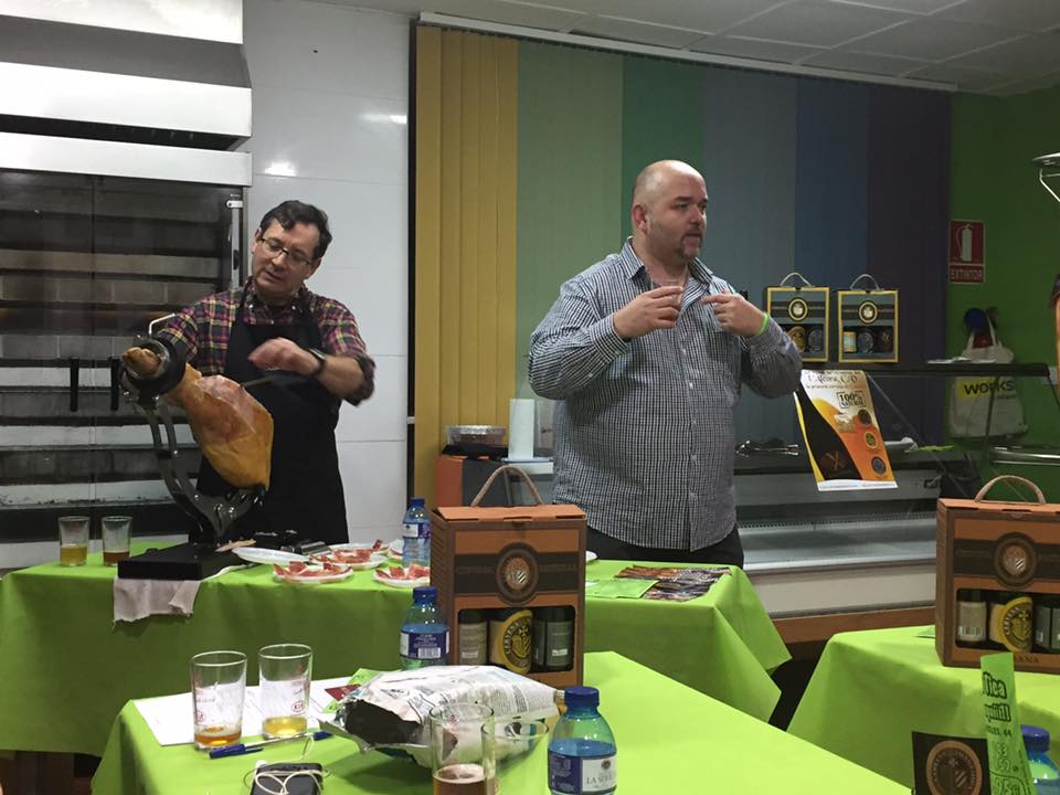 gaudirium's tweet photo. Taller de cata de #jamón y @cervesamontmira en @LARICATICA #Castellón https://t.co/HilLXsMoHk