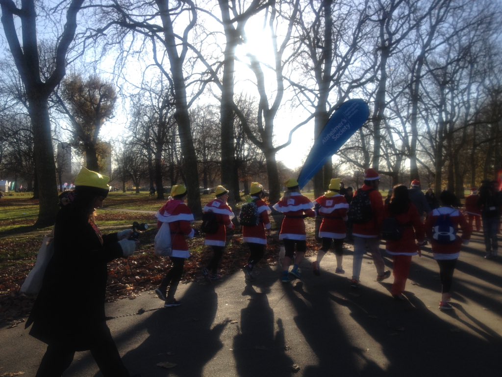 angelacstyle's tweet photo. Action shot! Santas frm @EndometriosisUK C London Support Grp. Running life-saving support grp  + running in cold 2 fundraise = total heroes https://t.co/G6Grf8FLdO