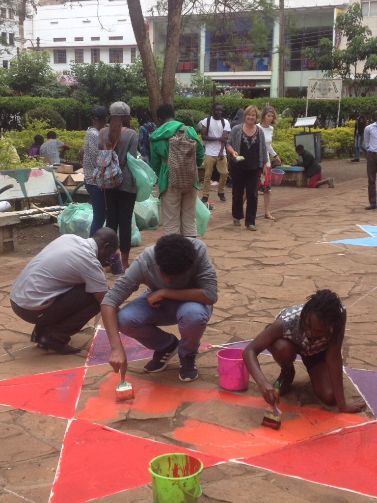 MakingCities_KE's tweet photo. Art and clean-ups in #jeevanjee gardens #placemakingweek #nairobi https://t.co/2YyYZr3uwj