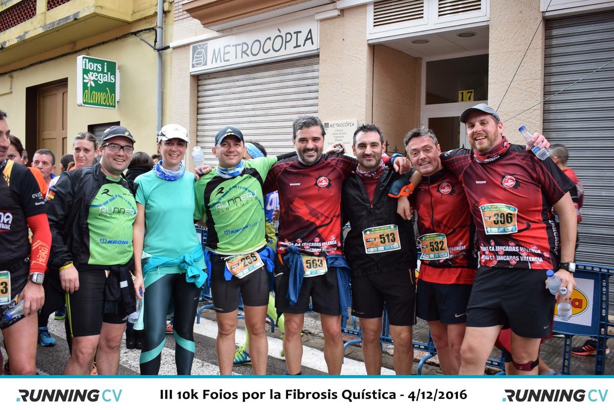 miguelgiron1975's tweet photo. Foto hermanamiento de los @zancadasvlc y los @CLUB_RRT en la meta de la #10KFoiosFQ #correrMola #RunnersTwitterosVLC gracias @RUNNING_CV https://t.co/OMLGPy95cX
