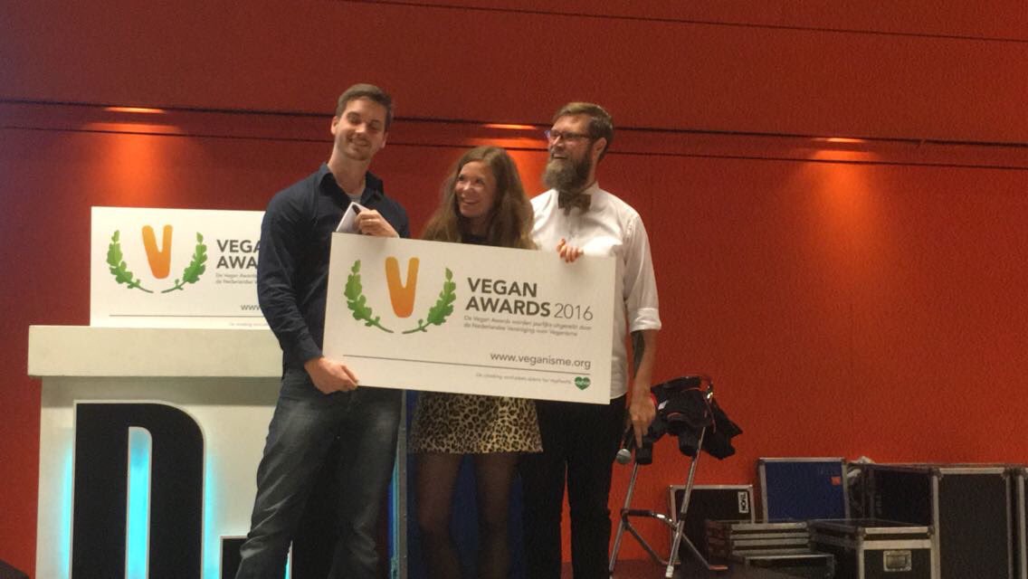 Zojuist voor 3e jaar op rij de #Vegan #Award gewonnen. Ditmaal met 's werelds enige onvervalste kipstuckjes! Alle fans: bedankt voor je stem