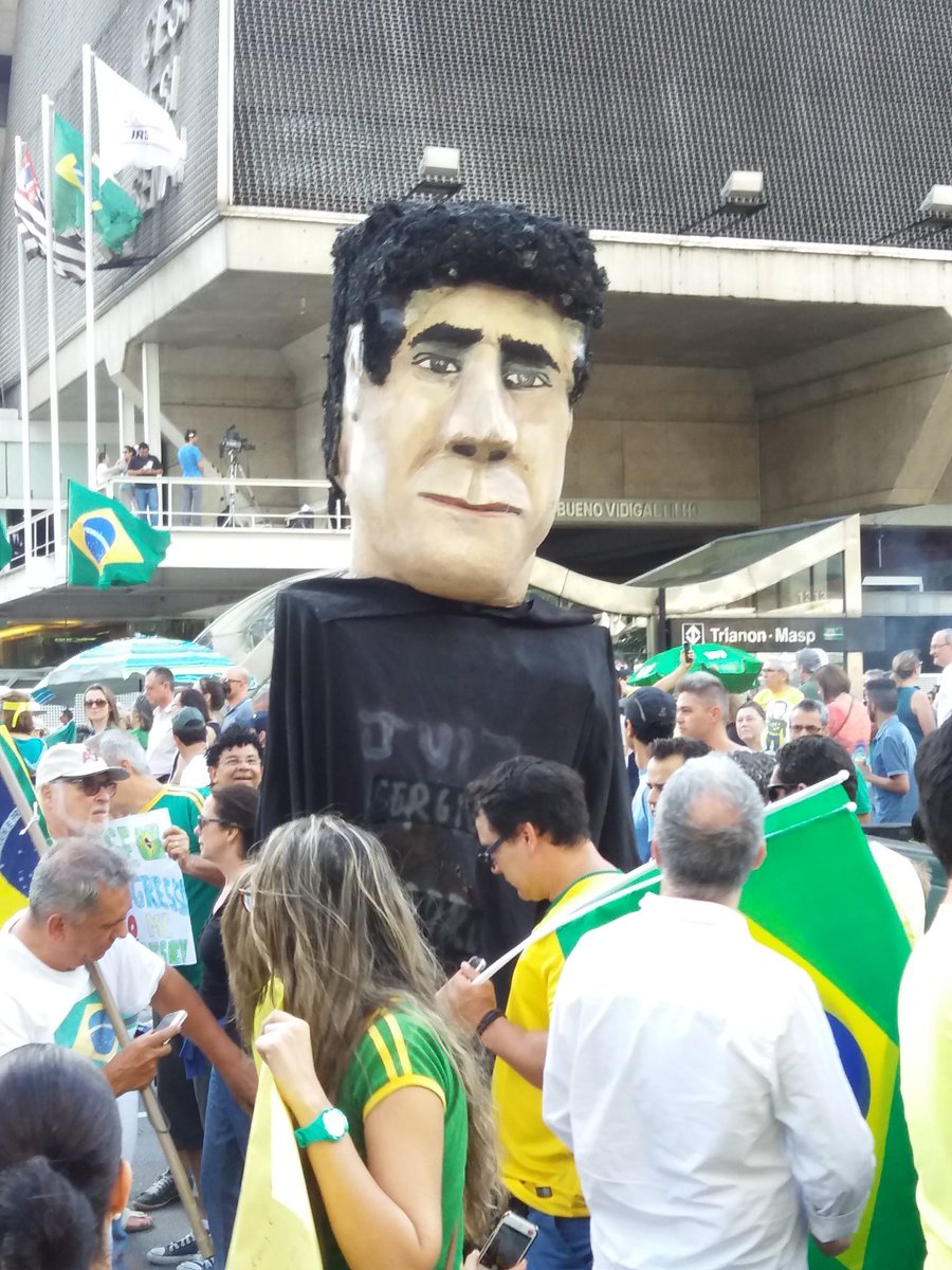 ronaldomonfredo's tweet photo. Dona Cecília Restauradora ataca novamente e transforma Moro em Wando. https://t.co/HRAi4SbT3G