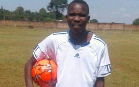 EspoirsduFoot's tweet photo. 🙏 Ismail Mrisho est mort aujourd'hui suite à un match U20 en Tanzanie. Buteur, il s'est effondré quelques secondes après son but. #RIP https://t.co/INxzOArUCp