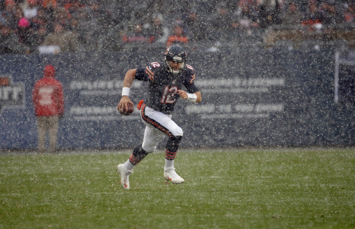 ESPNNFL's tweet photo. 49ers and Bears combined for 0 completed passes in the 1st quarter.

Colin Kaepernick (0-of-1) &amp; Matt Barkley (0-of-2) went 0-of-3 combined. https://t.co/JXiGNaxIUY
