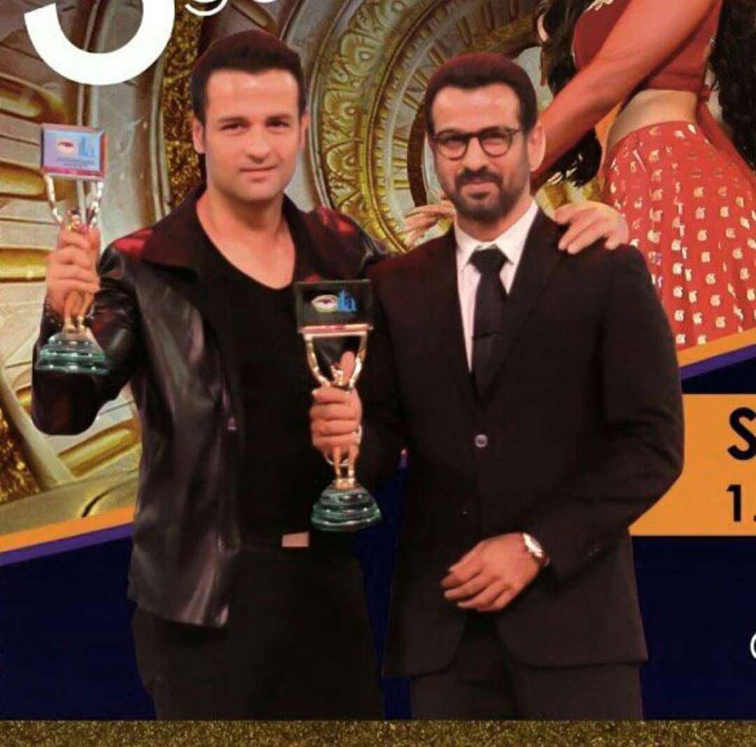 19Radhika's tweet photo. Congratulations #RoyBros 👏👏👏👏😘😘😍😍😊😊 @rohitroy500  @RonitBoseRoy  #RRRocks 😉😉 https://t.co/WGfahI6bUD