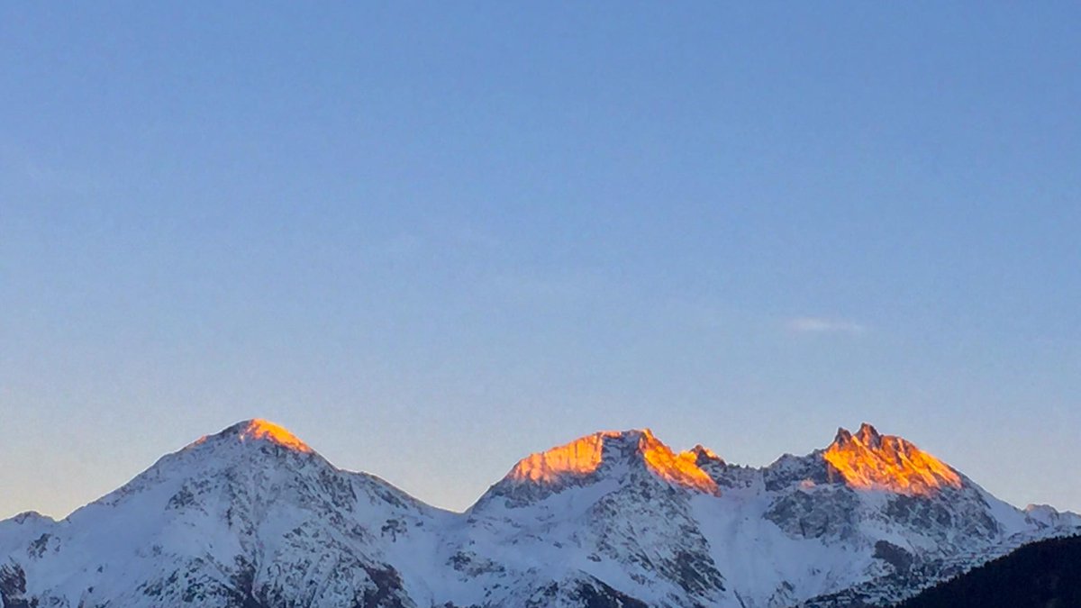 vivadisentis's tweet photo. Biala sera und eine entspannte Nacht. Was ein #Wochenende – was für #Wintertage. Viva la Grischa! @Graubunden #verliebtindieschweiz #muraun https://t.co/UHgP2hfrRV