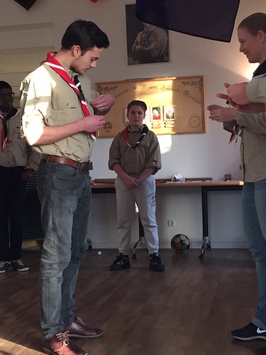 Bij de scouts zijn er 3 scouts geïnstalleerd en 1 scoutleiding. Daarna deden ze het sinterklaas dobbelspel.