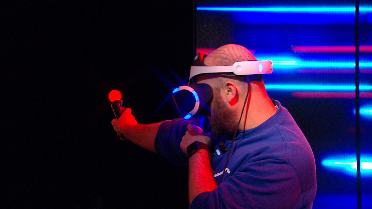 Fred_Moulin's tweet photo. Séance VR avec #NBA2KVR, #TheMartianVR mais aussi #Headmaster pour nos invités @BaptGael Record battu? RDV ce soir minuit #JDJV @canalplus https://t.co/dDmUOsYD0I