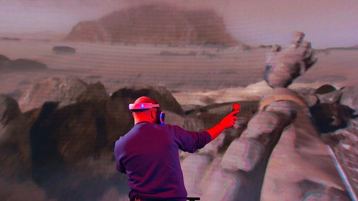 Fred_Moulin's tweet photo. Séance VR avec #NBA2KVR, #TheMartianVR mais aussi #Headmaster pour nos invités @BaptGael Record battu? RDV ce soir minuit #JDJV @canalplus https://t.co/dDmUOsYD0I