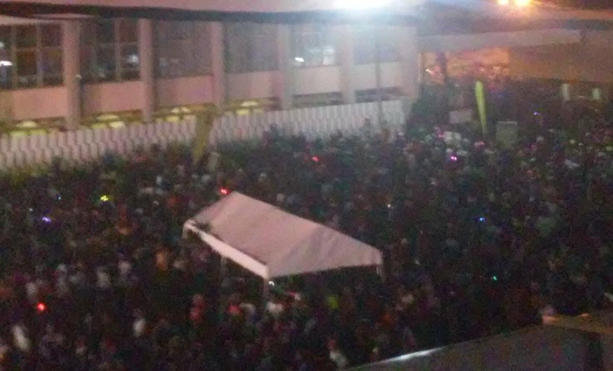 FoireDeLome's tweet photo. La nuit tombe sur la foire,la foule y est toujours! #TGFIL13 https://t.co/csNCwUN4at