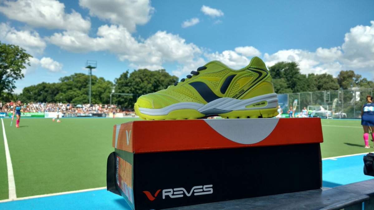 canaldeportv's tweet photo. [SORTEO] DALE, PARTICIPÁ. Seguinos + RT + HT #HOCKEYenDEPORTV y los botines de @Reves_arg pueden ser tuyos. https://t.co/68ZKzQ82UJ