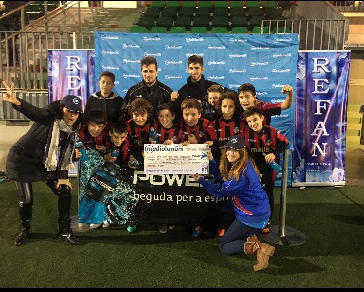 oriolfpeix's tweet photo. 5 de 5 a la @PoweradeCup i sense encaixar. Molt orgullos d'aquests NENS! Nosaltres SI estem a la fase final! ⚫️🔴 https://t.co/cYi8rHymx5