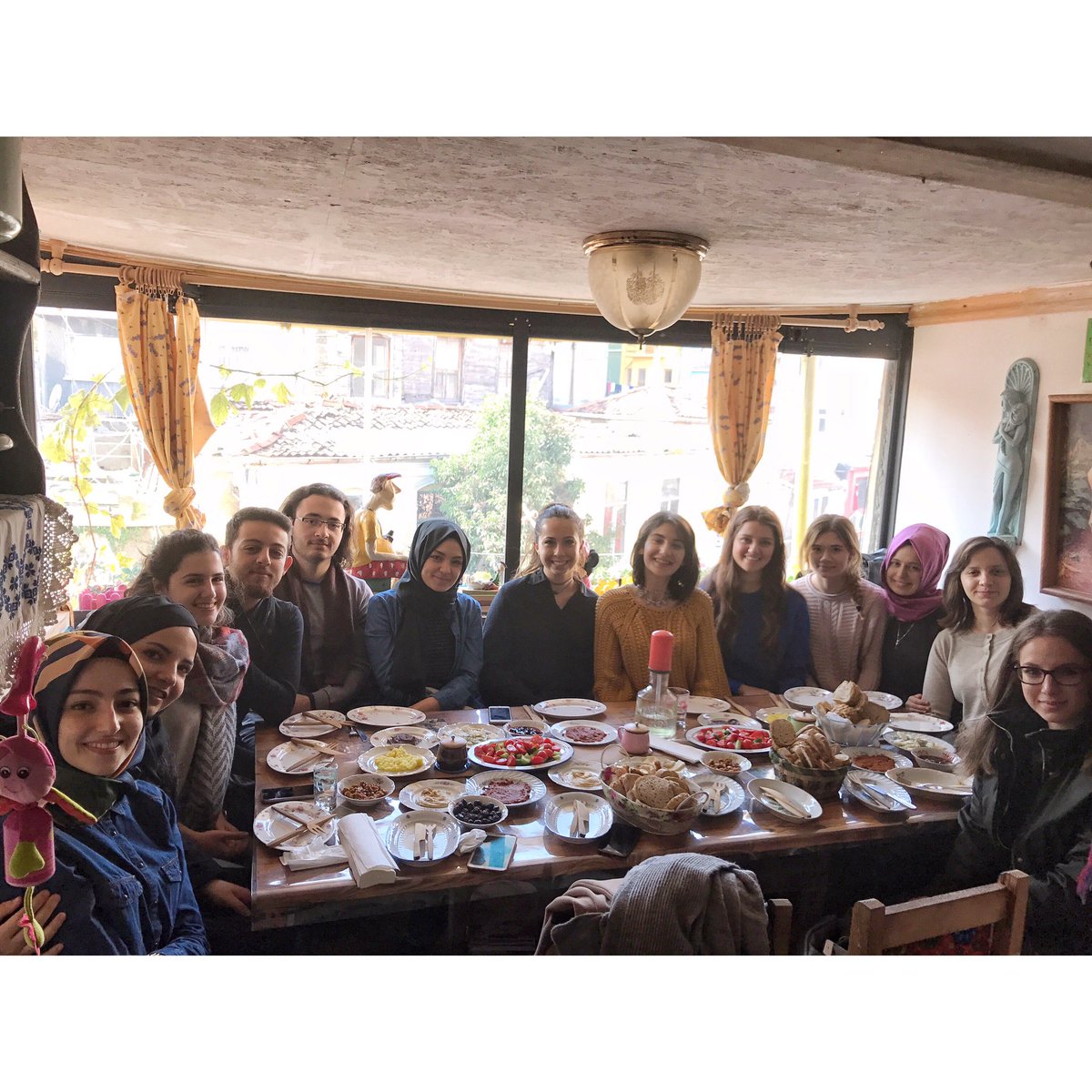 🍳🍴 Dayanışma birimimiz ile kahvaltımızı "Paylaş Kurtul Projesi"nin yürütüldüğü Hobbit House Balat'ta gerçekleştirdik 👩‍👦‍👦👨‍👦‍👦👩‍👧‍👧👨‍👧‍👧