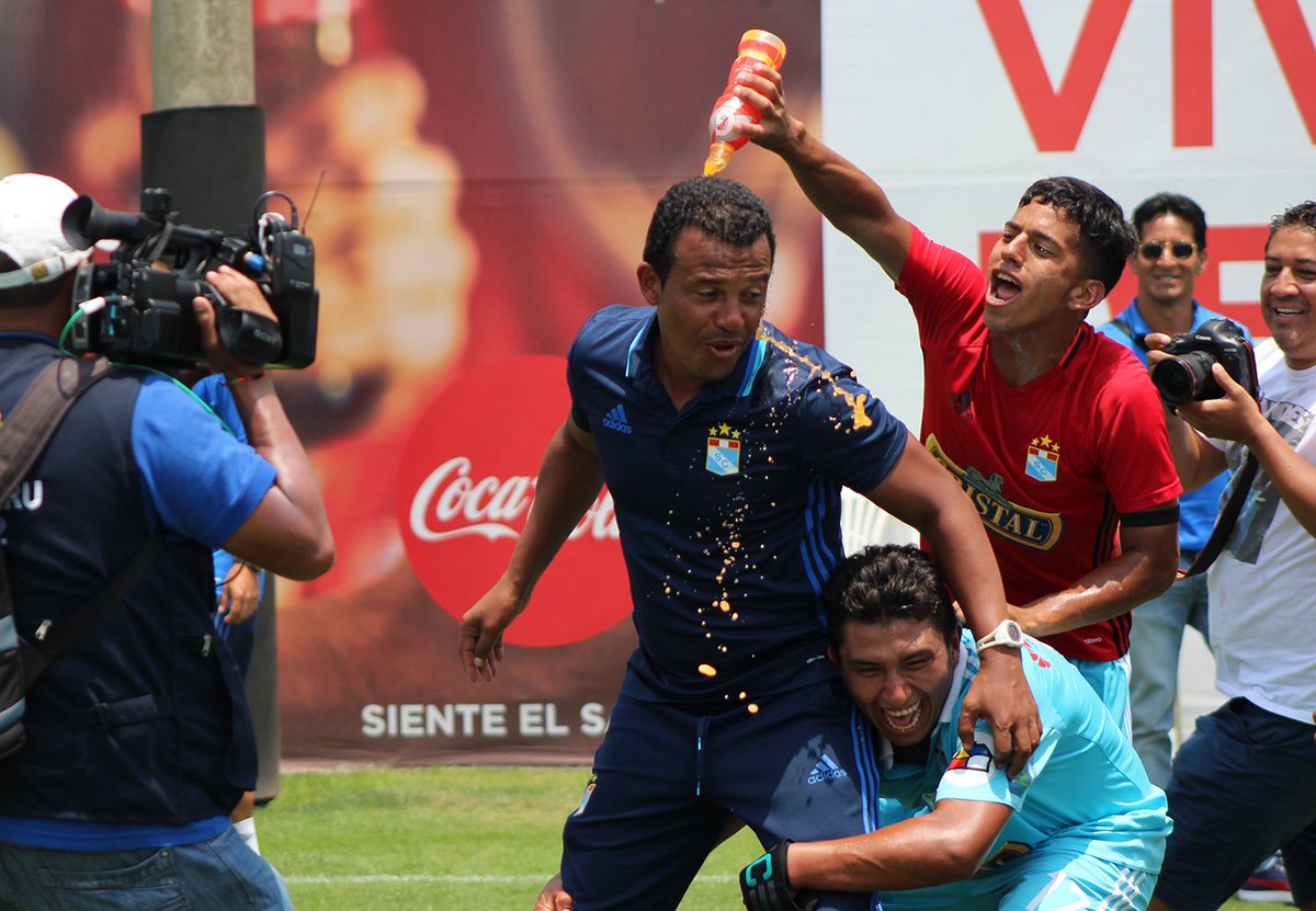 ClubSCristal's tweet photo. Galería de fotos #SportingCristal campeón de la #CopaModeloCentenario https://t.co/EkbqH4vY3B https://t.co/cDulXxoRmJ