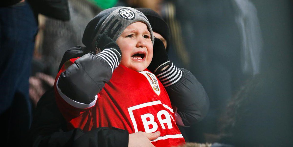 lavenir_sport's tweet image. Charleroi-Standard interompu pour jets de pétards : quand une photo en dit plus qu'un long discours #ChaSta bit.ly/2fWTJWV