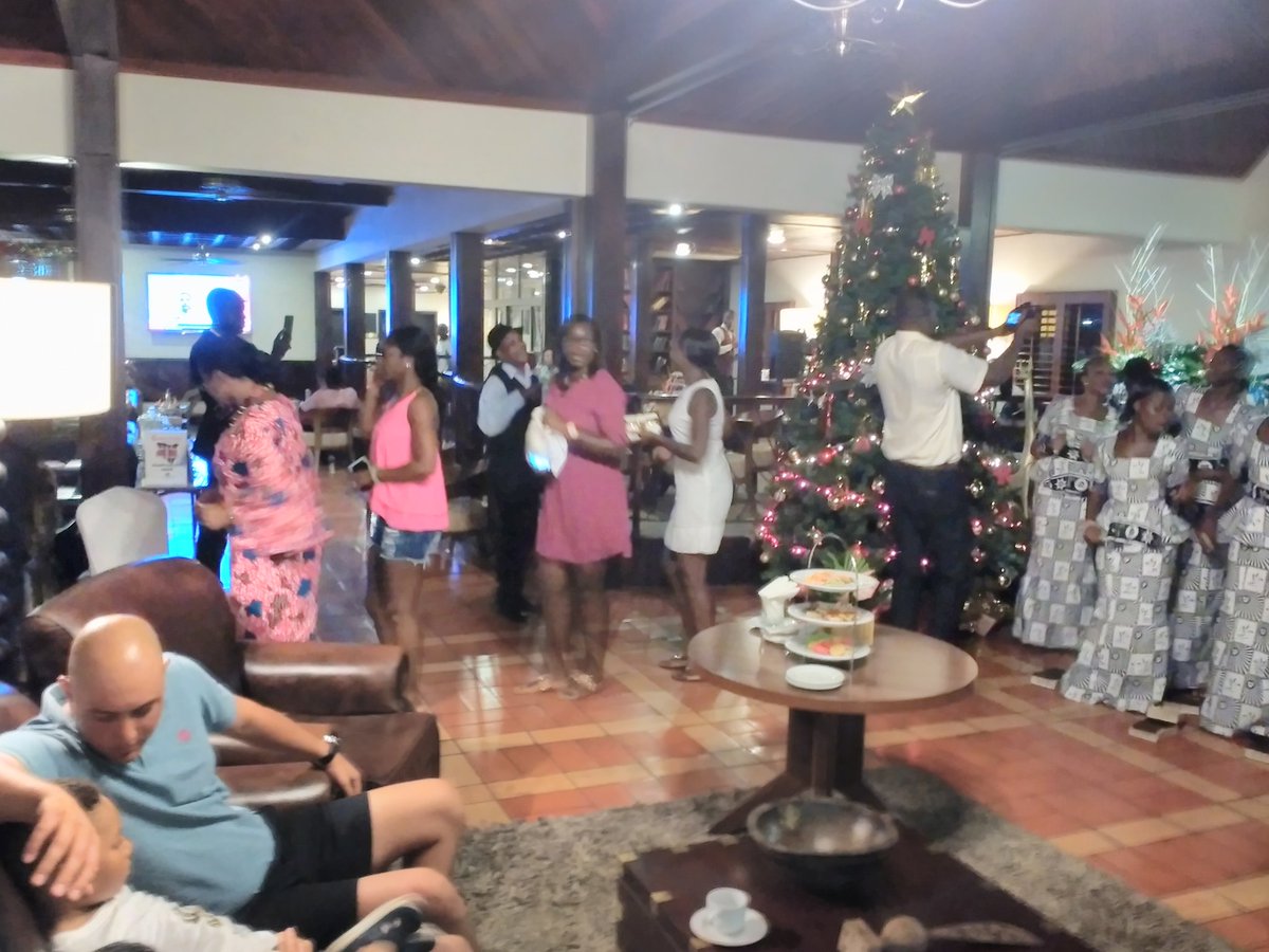 VoyagesAfriq's tweet photo. The evergreen Winneba Youth Choir treating patrons to wonderful melodies @LabadiBeach at the Christmas Tree Lighting.@kojofabio @thePOE_T https://t.co/7s6OlpWopP