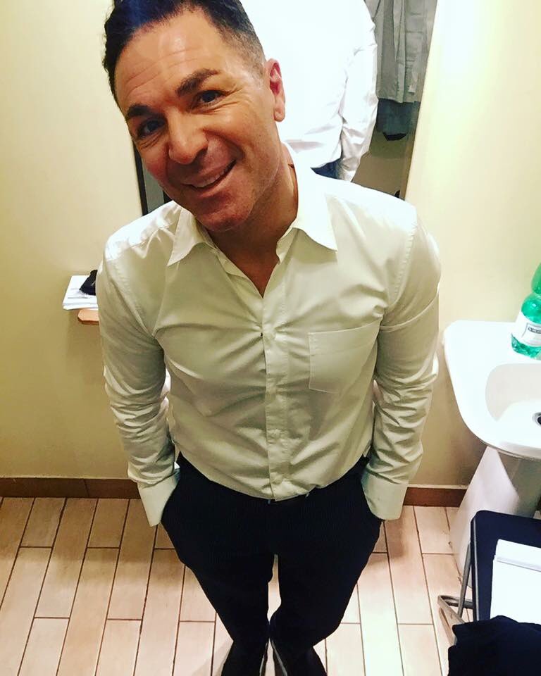 FabioBresciaTwi's tweet photo. Un camerino al giorno toglie il medico di torno! Tra poco in scena!! #selfie #chiediscena #teatro #attori #actorslife https://t.co/bIhIyHB0cB