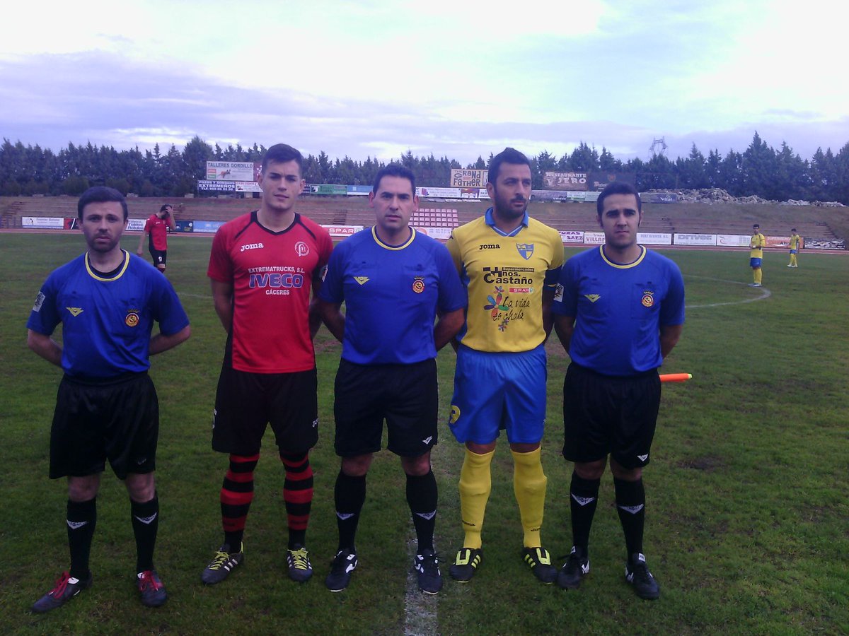 11 inicial y capitanes con trio arbitral de hoy en la derrota..<a href="/SPVOFICIAL/">S.P. VILLAFRANCA</a>  0  <a href="/EFEmerita/">E.F.EméritaAugusta</a> 1 buen arbitraje <a href="/AET_5/">Adolf</a>