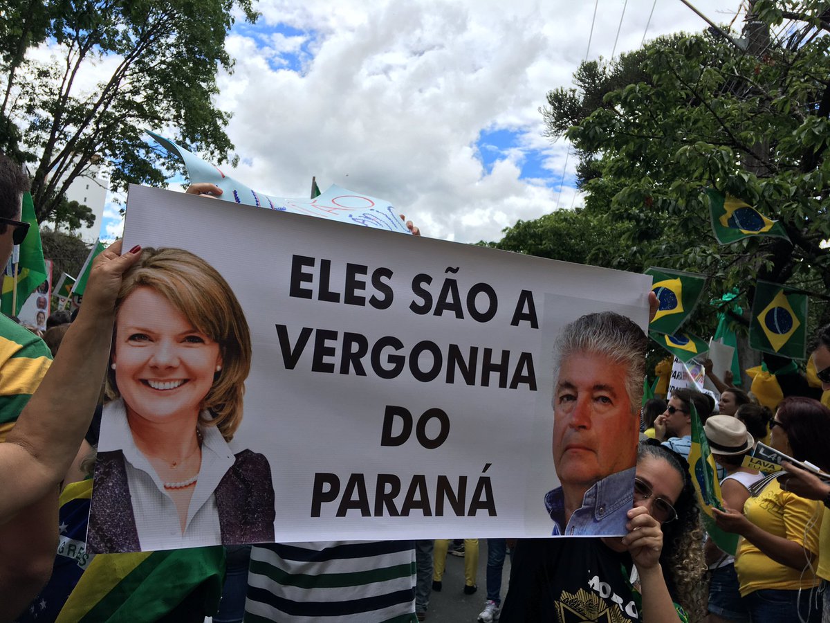 Gebrim_H's tweet image. Faixa em Curitiba... Qual motivo, excelência?