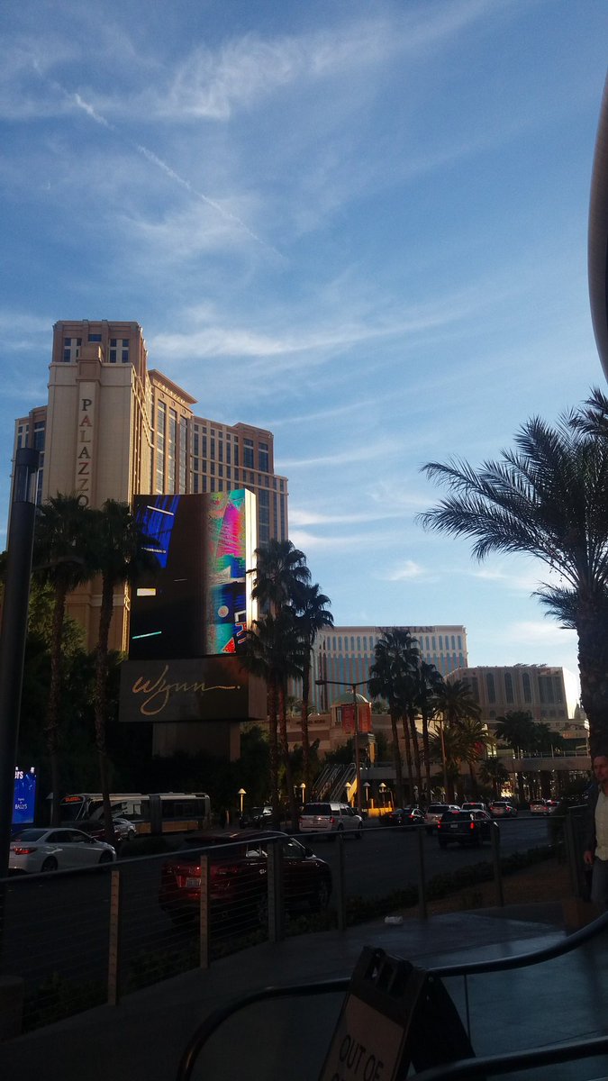 anne_pucka's tweet photo. #thiscityissocrazy #lasvegas #holyshit #americandream #usa #United #sunisshining https://t.co/Vebx9JUpw9