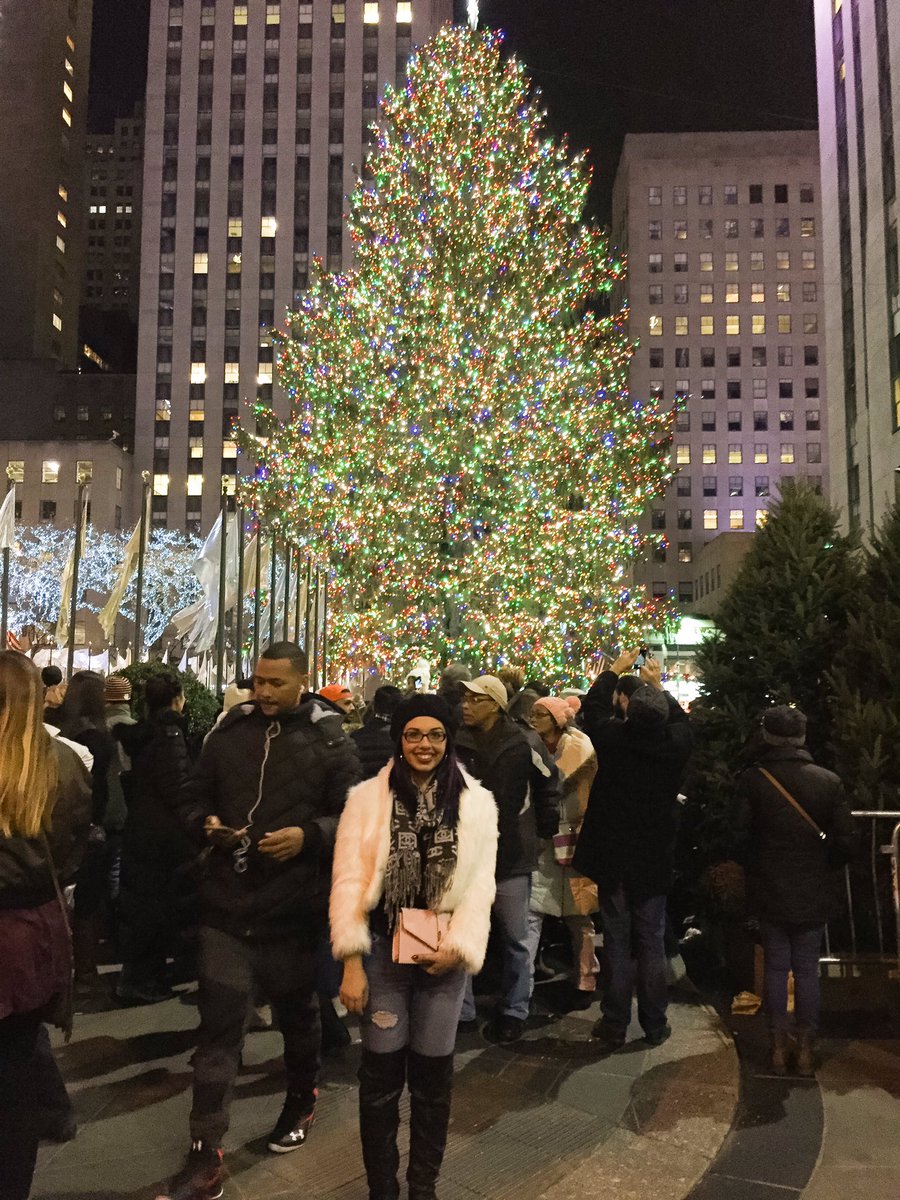 VictoriaCutajar's tweet photo. So in love right now 😍🎄#NYC #Christmastree https://t.co/oR4kg9N6LI