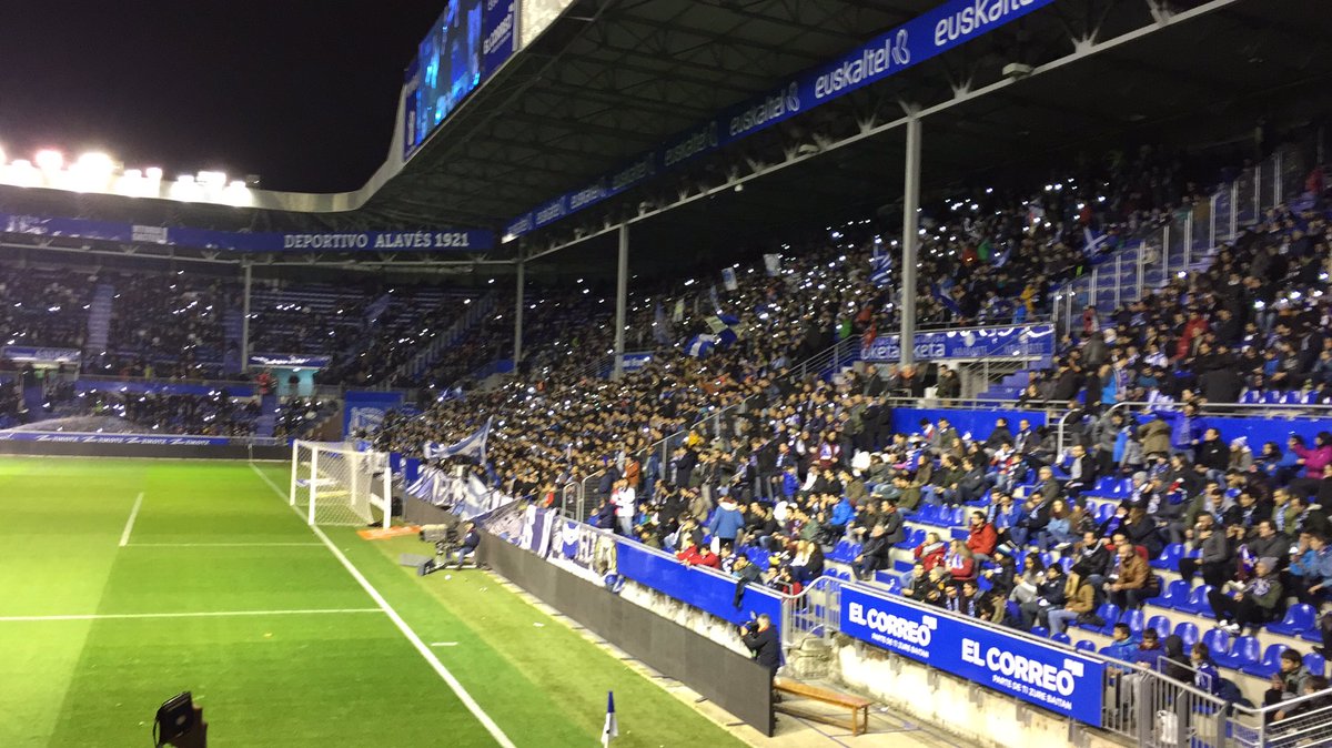 lavozdetonono's tweet photo. El fondo Frente Iraultza de Mendizorroza es de lo mejor que he visto en un campo de fútbol! Enhorabuena al @Alaves #AlavesLasPalmas https://t.co/4JcvYf9gOr